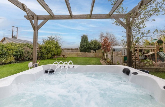 Beautifully presented dog friendly holiday cottage - Holly Tree Cottage