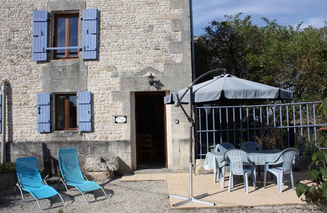 Beautifully restored rural farmhouse with pool, in convenient location
