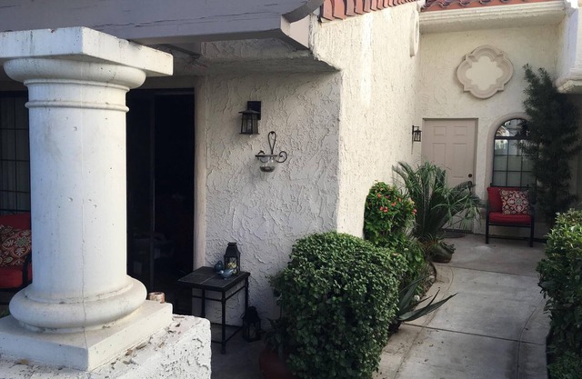Beautifully styled casita hideaway blocks from Downtown Palm Spring