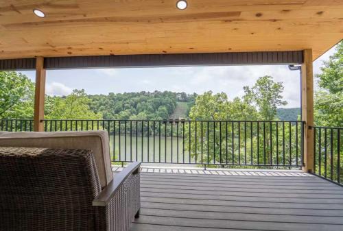 Beaver Lake Retreat with Hot Tub & Game Room
