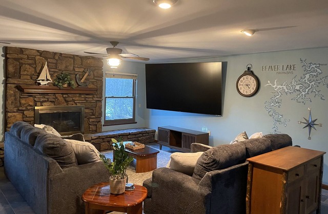 Beaver Lakeshore Escape - Stay right on the shore of Beaver Lake!