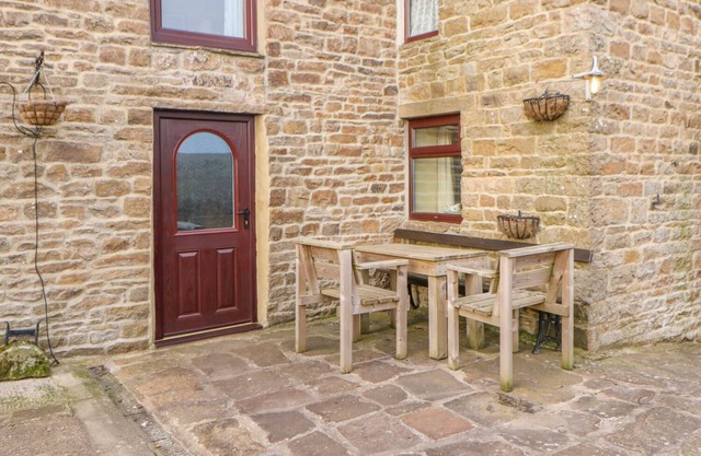 BECKELSHELE, pet friendly, with open fire in St John's Chapel