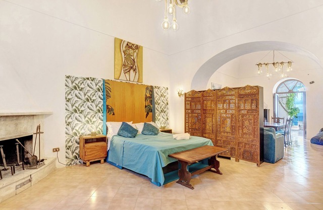Bed and Breakfast 'Camera Augusto In Villa Vista Mare' with Shared Terrace, Private Garden and Wi-Fi
