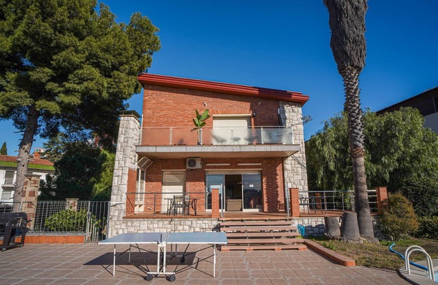 Bed&BCN Hills House with swimming pool