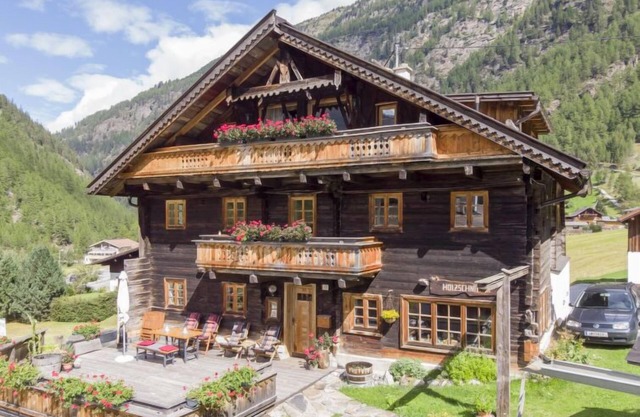 Beim Holzschnitzer by Interhome