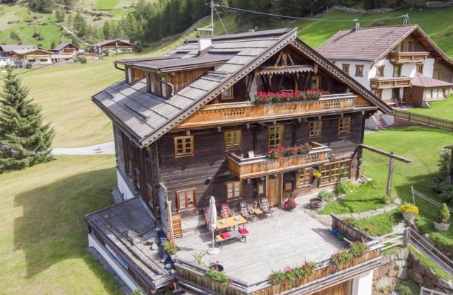 Beim Holzschnitzer by Interhome