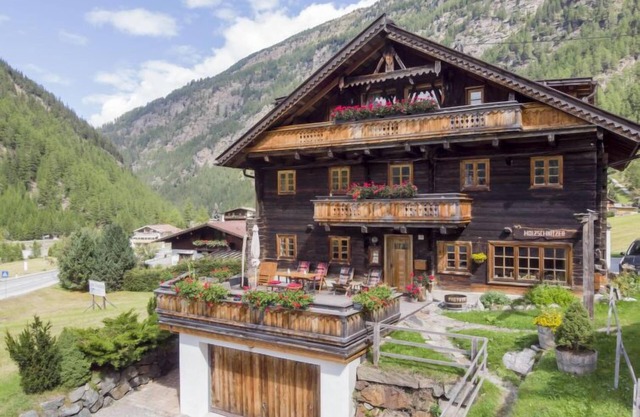 Beim Holzschnitzer by Interhome