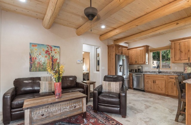 Bella - Clean and Comfortable, Walk to The Plaza