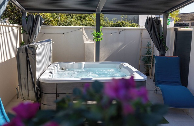 BELLA VITA JACUZZI! Vacation home near center private parking