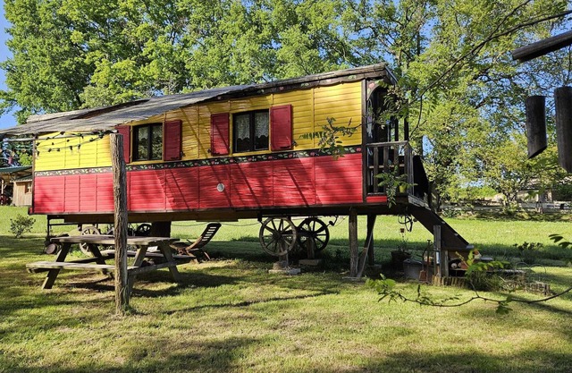 Belle des Prés" caravan, Nordic bath and shared pool.