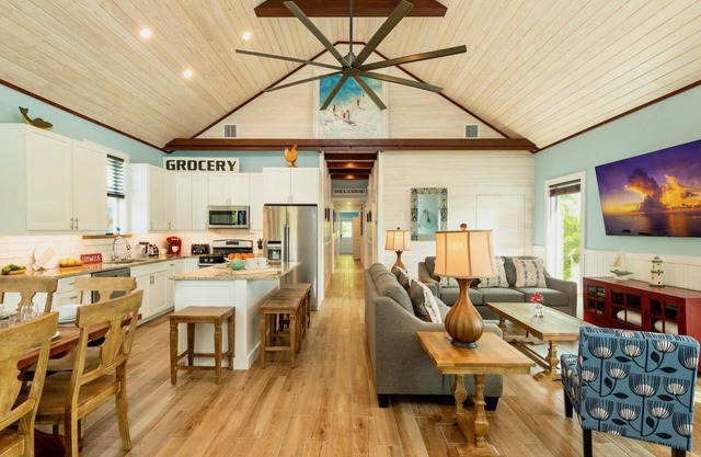 *BELLE OF THE BEACH @ CASA EAST* Beach House + LAST KEY SERVICES…