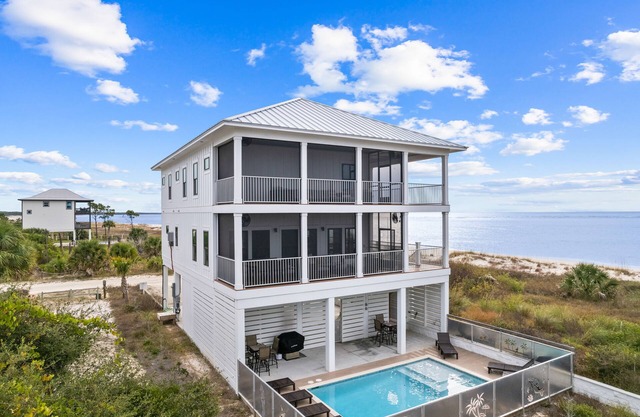 Belle of the Beach: Beachfront, Private Pool, Pet Friendly, EV Charger!