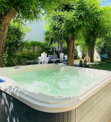 Belle villa à 5 mn du centre avec grd jaccuzy