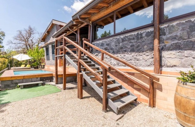 Benvenuti a Villa Gorna, un'oasi immersa nel verde tra l'Etna e il mare.
