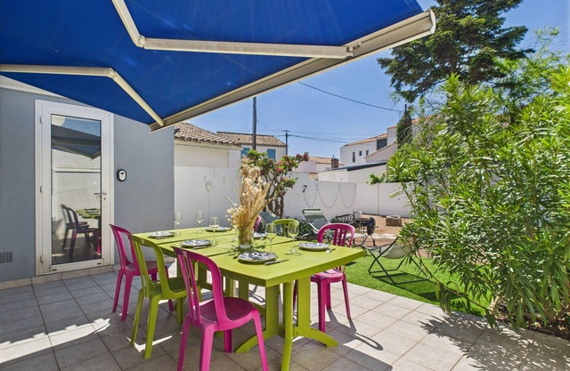 Between town centre and beach, house for 6