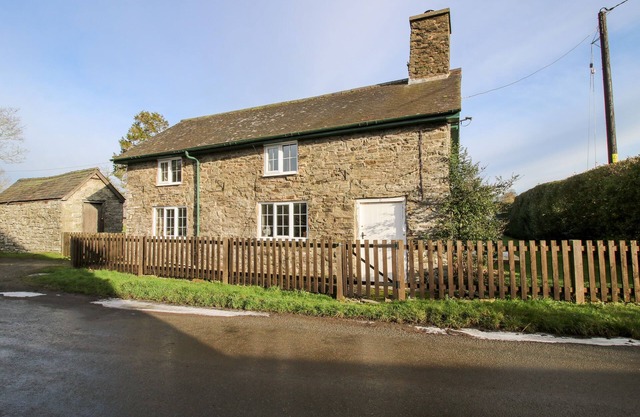 BICTON COTTAGE, pet friendly, with open fire in Clun