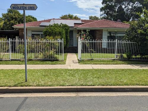 BIDWILL GARDENS ON MIDDLETON - Private Room King-Size Bed or Open Lounge Room Floor Mattress SHARED Bathroom FREE Kitchen Essentials FREE Laundry Facilities Fast NBN WIFI HDTV NETFLIX, YOUTUBE, KAYO Private Transport and Meal Services Available On Request
