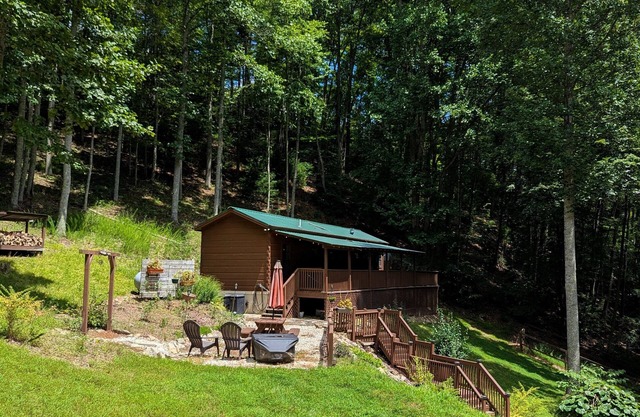 Big Pine Hideaway, a 2 Bedroom Cabin with Hot-tub and A/C