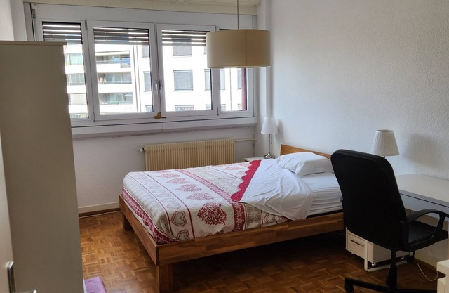Big Room, Bus 200m,10 minutes Town CenterAirport