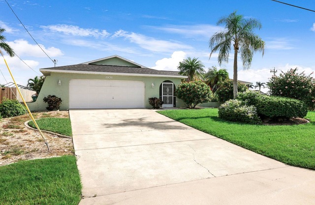 Billiards and Poolside Bliss Centrally located in SE Cape Coral, Pet Friendly!