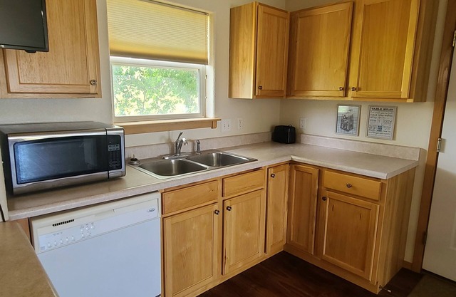 Black Hills Gateway Getaway! Pet friendly with gorgeous mountain views.