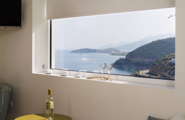 Blue Horizon -Turquoise Deluxe Sea View Suite