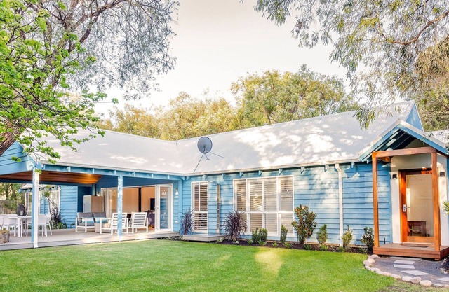 Blue House: one street from the beach