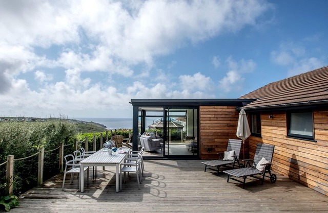 Blue Sky: gorgeous home with stunning sea views - walk to beach/shops/cafe/pub