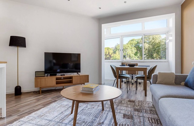 Blueground | Campolide, furnished + kitchen