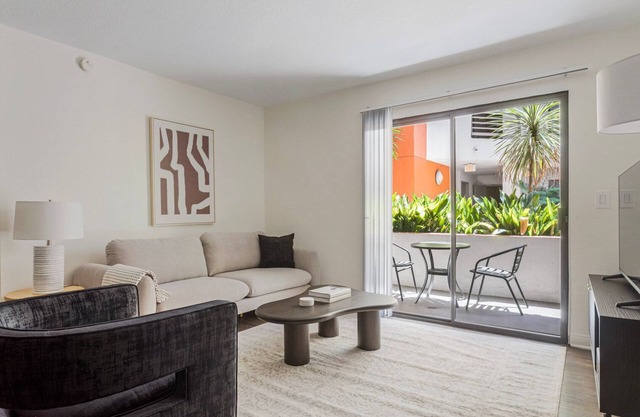 Blueground | Studio City, jacuzzi, nr Lake