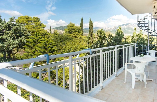 BlueWhite Studio - Mountain Vistas by the Pool