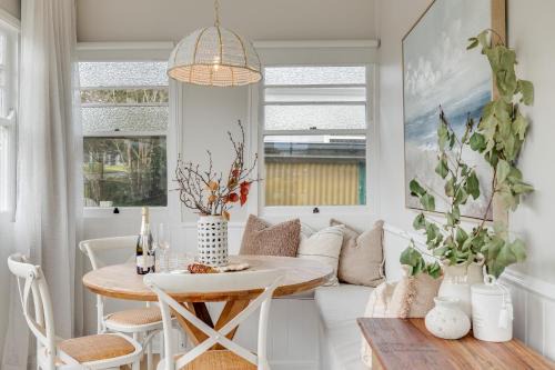 Bluewood Cottage - Cozy Charm, Steps from the City