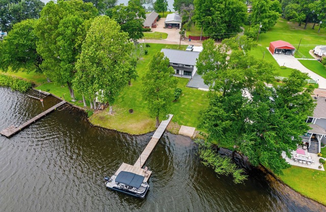 Boat Ramp, Kayaks, BBQ Grill, King Bed!
