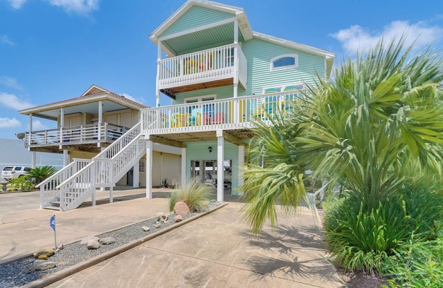 Boat Slip + Decks: Waterfront Gem Near Galveston!