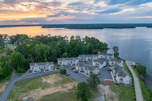 Boat Slip, Pontoon Rental, Lake Views, Game Room, Fire Pit