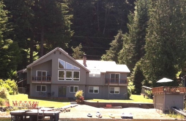 Bobbi's Beach House is a spacious waterfront home with something for everyone!
