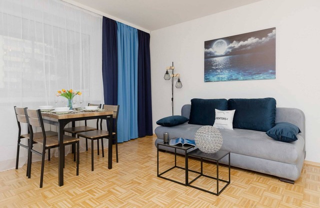 Bogatyńska 8 | Spacious Apartment | Desk