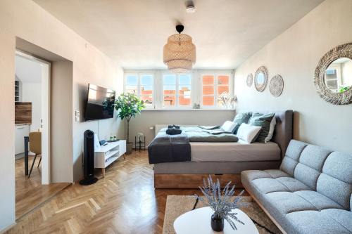 Boho Design Studio - Historic City Center with Free Parking & AirCon by HERO HOMES