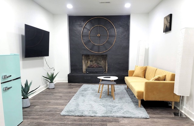 Boho Mountain Retreat, Private Entrance and Outdoor Space, Minutes to Downtown