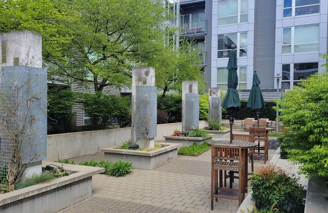 Boho style, bright 1 bedroom + Den in the heart of the Pearl