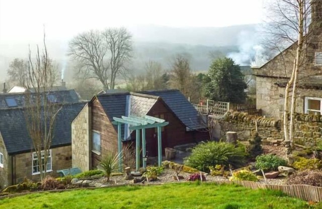 BONNY BARN, pet friendly, character holiday cottage in Harbottle