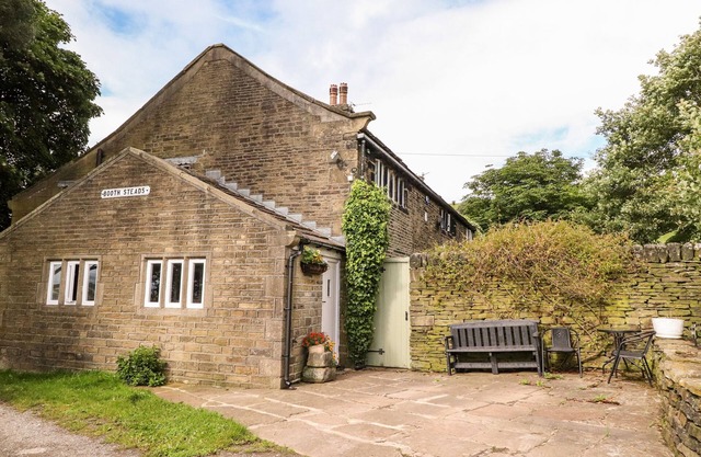 BOOTHSTEADS FARM COTTAGE, character holiday cottage in Halifax