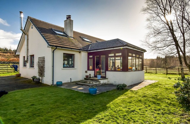 BORGAN COTTAGE, pet friendly, with open fire in Newton Stewart