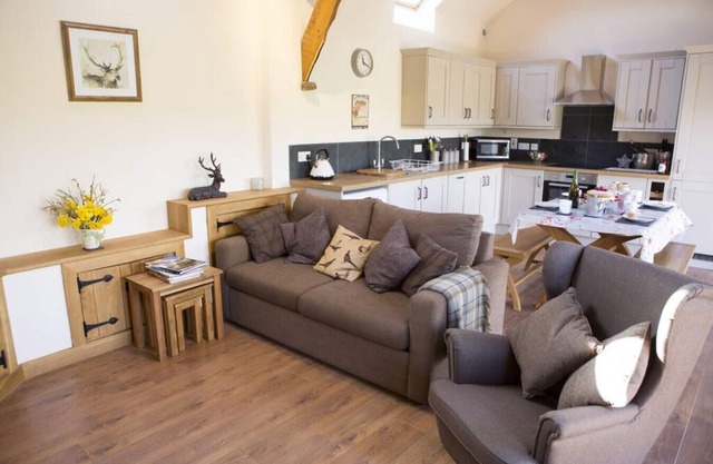 Boutique 2-bedroom cottage with stunning countryside views and hot tub