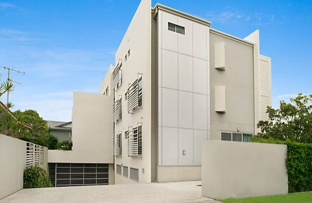 Boutique beach apartment, 400m walk to GC's best beach, restaurants, bars.