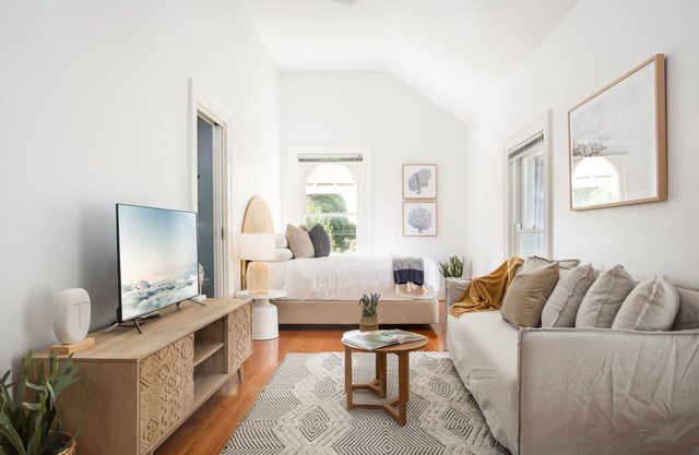 Boutique Studio with Balcony in Perfect Location