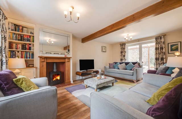 Box House - Three Bedroom House, Sleeps 6