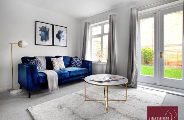 Bracknell - Modern 2 Bedroom House - With Parking