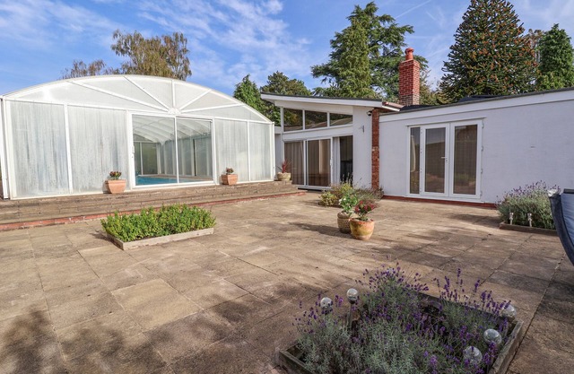 BRAMBLE LODGE, romantic, with pool in Cuddington, Cheshire