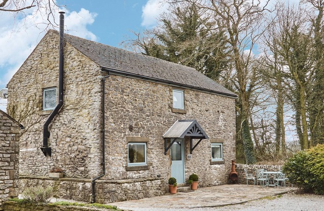 BRAMBLE, pet friendly, character holiday cottage in Bakewell